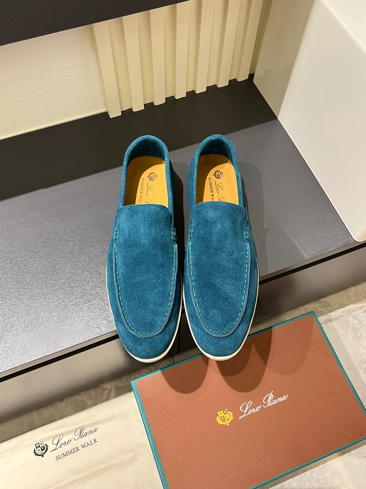 Men's shoes 💰p360 "Loro men's shoes 💰pian'*" Classic L men's shoes for couples 💰p Top version British flat loafers, a must-have item in old money style, the minimalist design is eye-catching and durable, a plus point for dressing The soft foot feel and texture are outstanding. They don’t scratch your feet and are very nice. They are matched with soft and waxy soles. They can be worn daily for a long time without getting tired. They are easy to wear, versatile and classic items, with perfect foot feel and texture! Imported cashmere fabric, the lining is made of imported A-grade water-dyed cow lining, the top version of the genuine leather midsole is sewn with pure handmade mark thread! Size: Female 35-40 (34. Customized) Male 38-44 (45.46. Customized)